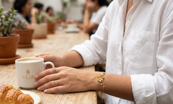 Guía práctica: Cómo combinar joyas doradas con tus outfits básicos del diario